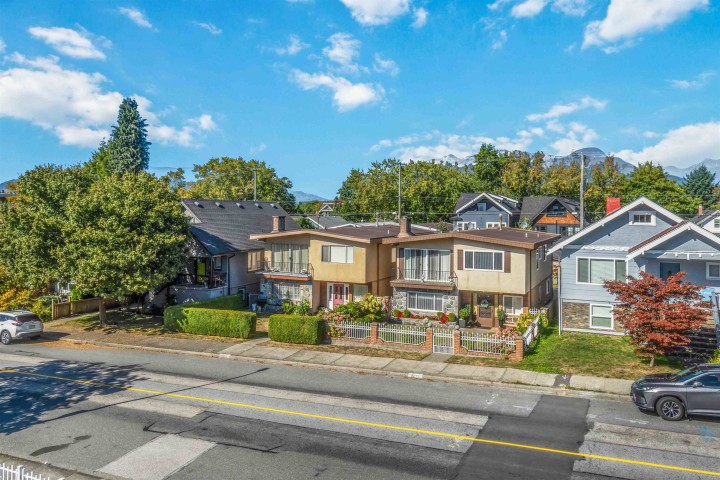 Photo 3 at 2 - 2658 Dundas Street, Hastings Sunrise, Vancouver East