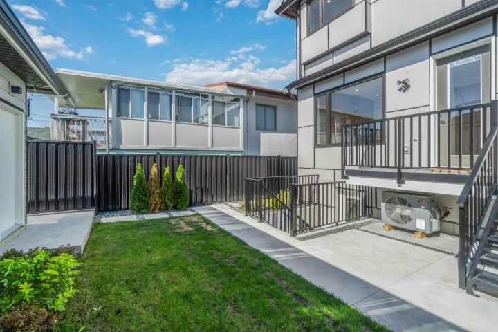 Photo 8 at 2 - 2658 Dundas Street, Hastings Sunrise, Vancouver East