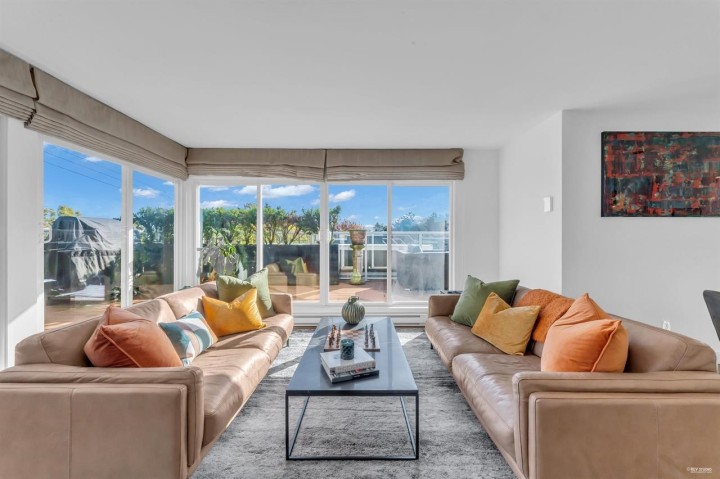 Photo 2 at 2243 Oak Street, Fairview VW, Vancouver West