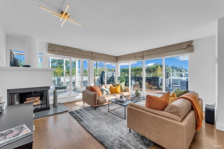 Photo 3 at 2243 Oak Street, Fairview VW, Vancouver West