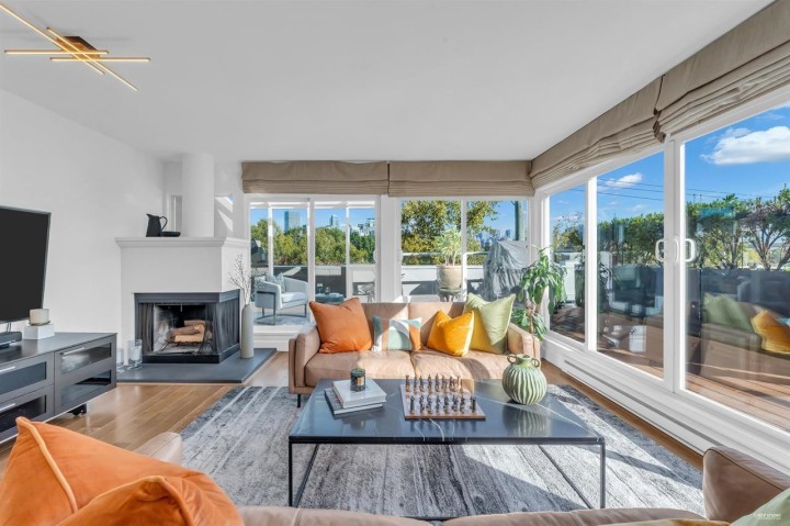 Photo 1 at 2243 Oak Street, Fairview VW, Vancouver West