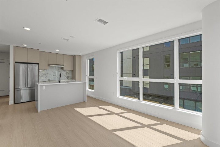 Photo 3 at 411 - 422 E 3rd Street, Lower Lonsdale, North Vancouver