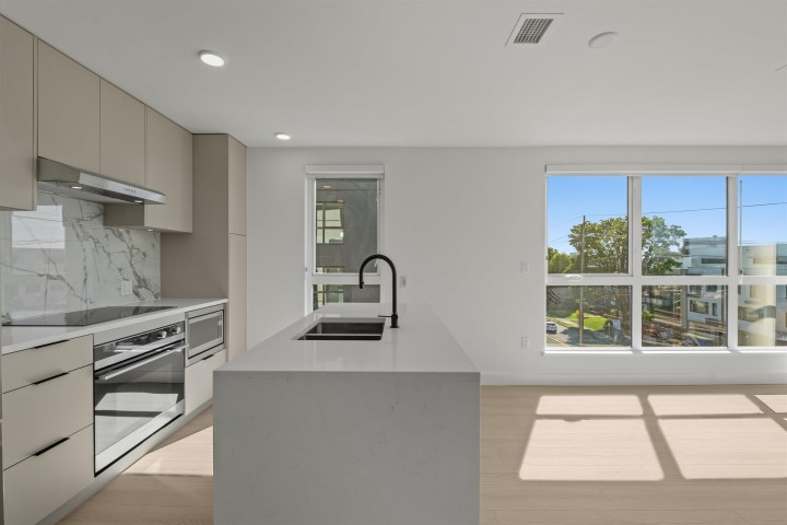 Photo 4 at 411 - 422 E 3rd Street, Lower Lonsdale, North Vancouver