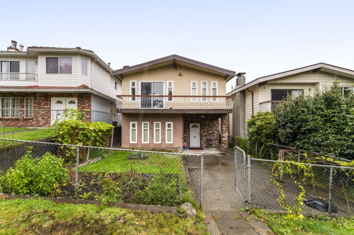 Photo 2 at 3361 William Street, Renfrew VE, Vancouver East