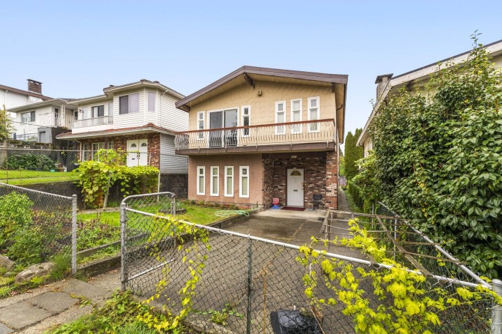 Photo 1 at 3361 William Street, Renfrew VE, Vancouver East