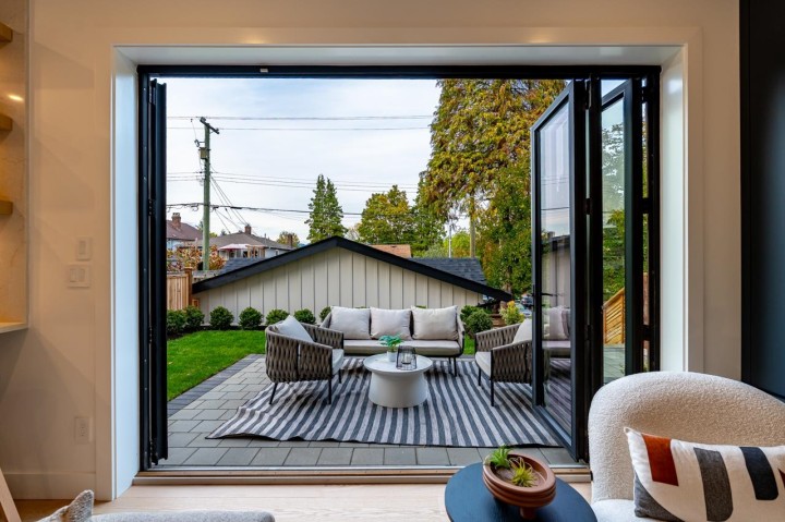 Photo 4 at 4675 St. George Street, Fraser VE, Vancouver East