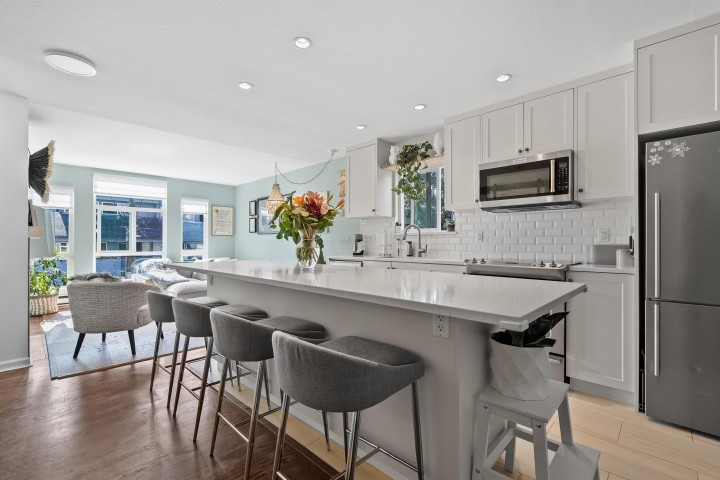 Photo 2 at 305 - 2110 Cornwall Avenue, Kitsilano, Vancouver West