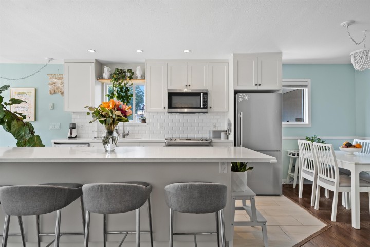 Photo 3 at 305 - 2110 Cornwall Avenue, Kitsilano, Vancouver West