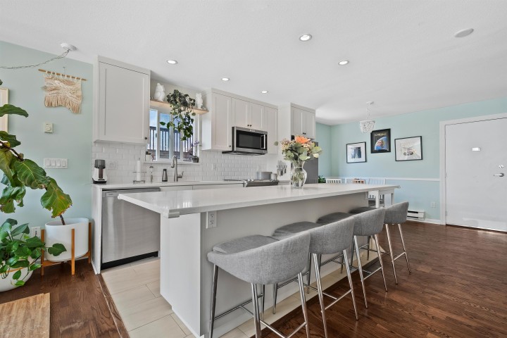 Photo 1 at 305 - 2110 Cornwall Avenue, Kitsilano, Vancouver West