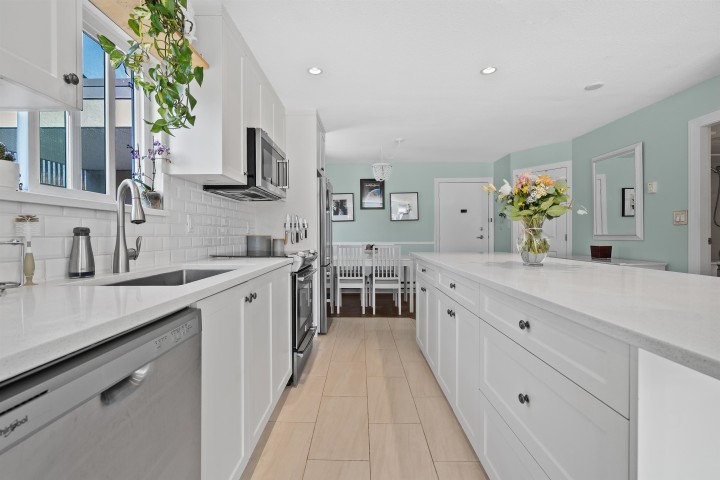 Photo 5 at 305 - 2110 Cornwall Avenue, Kitsilano, Vancouver West