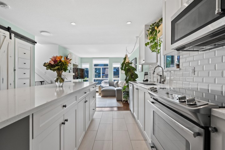 Photo 4 at 305 - 2110 Cornwall Avenue, Kitsilano, Vancouver West