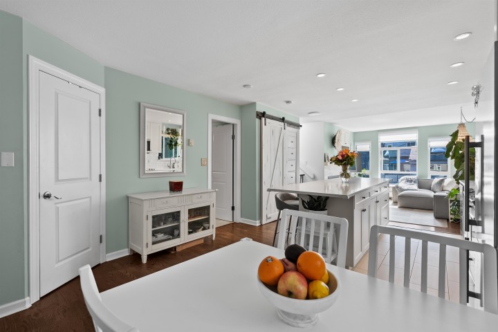 Photo 8 at 305 - 2110 Cornwall Avenue, Kitsilano, Vancouver West