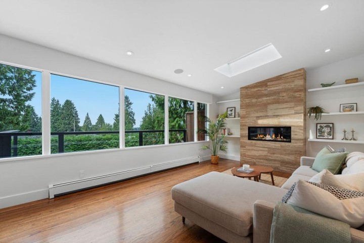 Photo 3 at 727 Crystal Court, Canyon Heights NV, North Vancouver