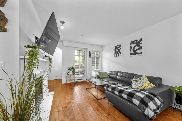 Photo 2 at 3068 W 4th Avenue, Kitsilano, Vancouver West