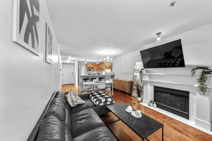 Photo 4 at 3068 W 4th Avenue, Kitsilano, Vancouver West