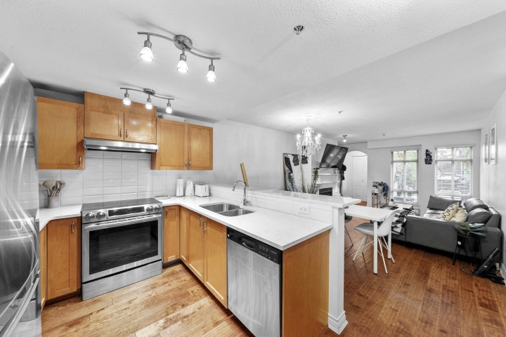 Photo 8 at 3068 W 4th Avenue, Kitsilano, Vancouver West