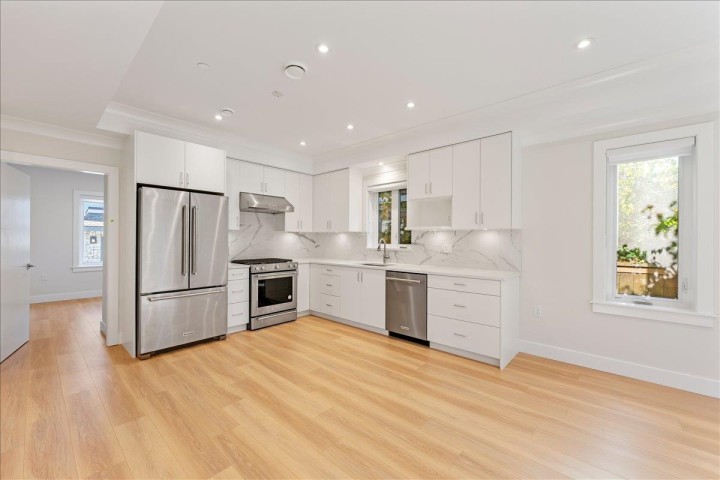 Photo 10 at 4852 Slocan Street, Collingwood VE, Vancouver East