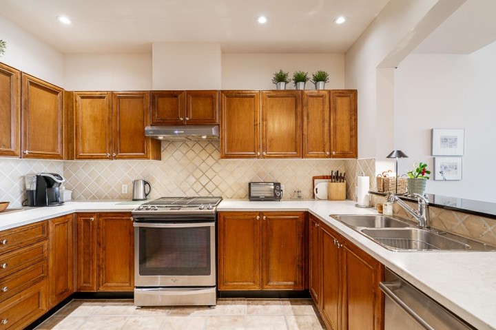 Photo 7 at 402 - 2175 Salal Drive, Kitsilano, Vancouver West