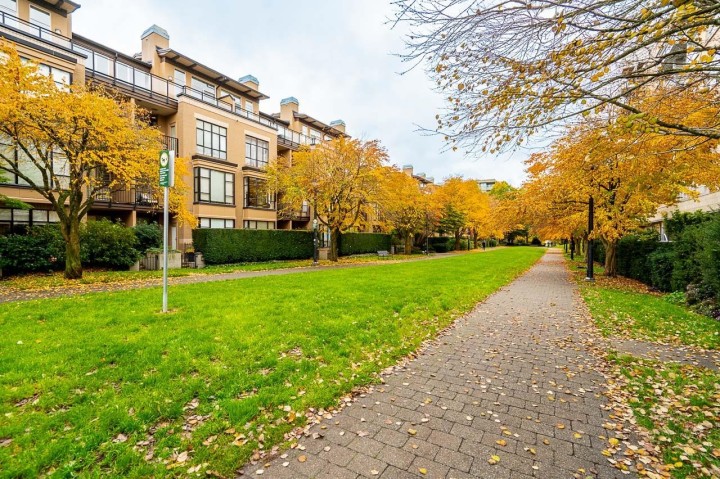 Photo 34 at 402 - 2175 Salal Drive, Kitsilano, Vancouver West