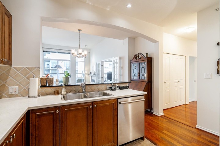 Photo 10 at 402 - 2175 Salal Drive, Kitsilano, Vancouver West