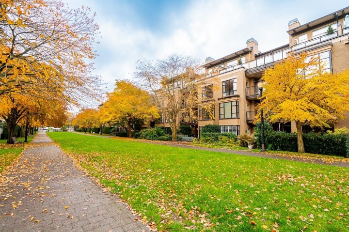 Photo 37 at 402 - 2175 Salal Drive, Kitsilano, Vancouver West