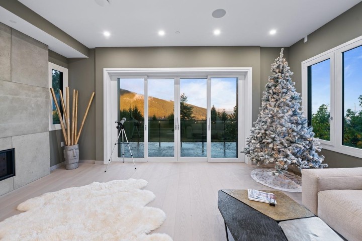 Photo 6 at 594 Craigmohr Drive, Glenmore, West Vancouver