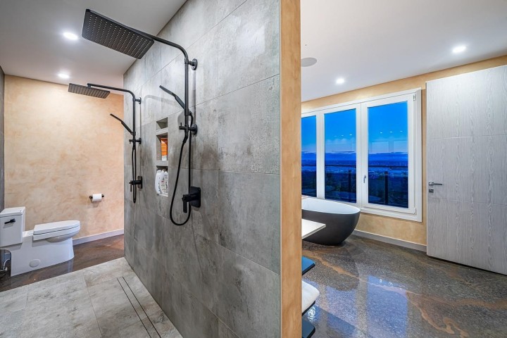 Photo 17 at 594 Craigmohr Drive, Glenmore, West Vancouver