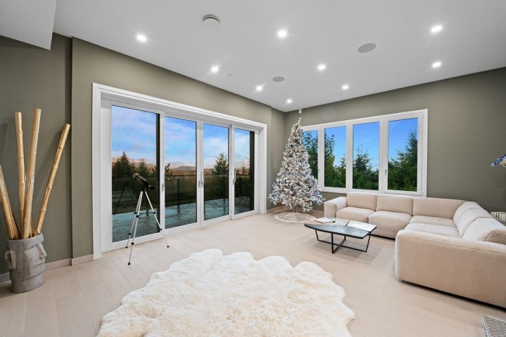 Photo 5 at 594 Craigmohr Drive, Glenmore, West Vancouver