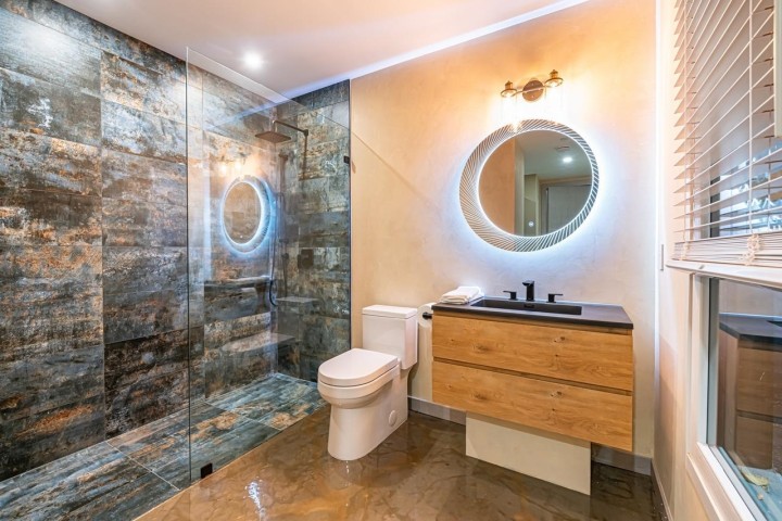 Photo 21 at 594 Craigmohr Drive, Glenmore, West Vancouver