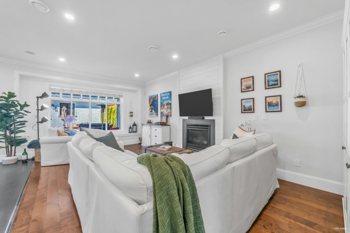 Photo 9 at 338 W 17th Street, Central Lonsdale, North Vancouver