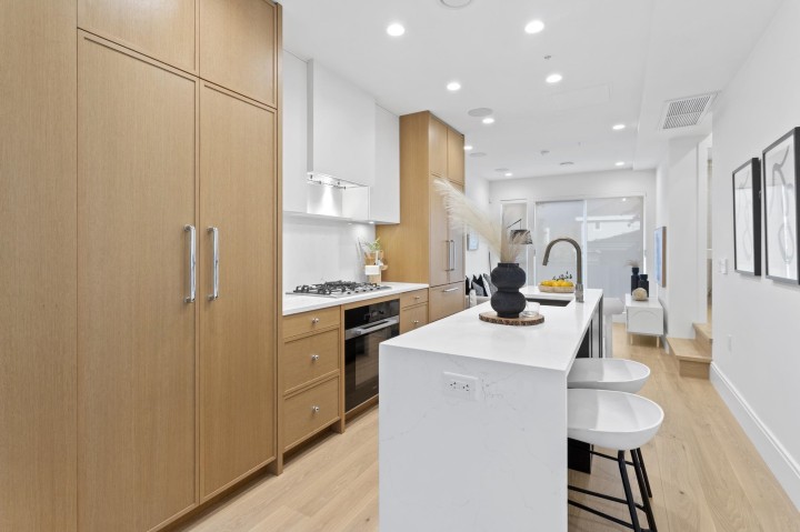 Photo 5 at 563 W 26th Avenue, Cambie, Vancouver West