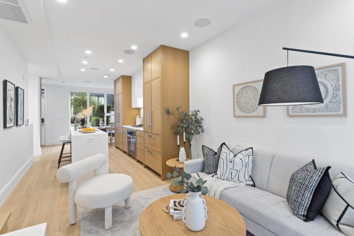 Photo 10 at 563 W 26th Avenue, Cambie, Vancouver West