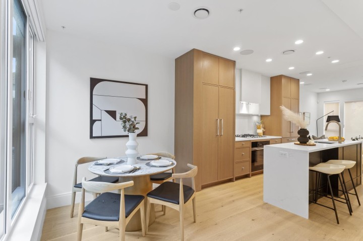 Photo 4 at 563 W 26th Avenue, Cambie, Vancouver West