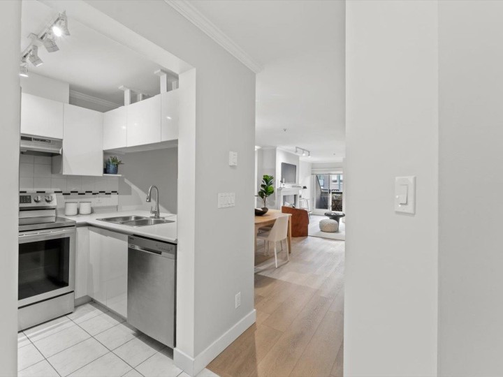 Photo 10 at 205 - 3638 W Broadway, Kitsilano, Vancouver West