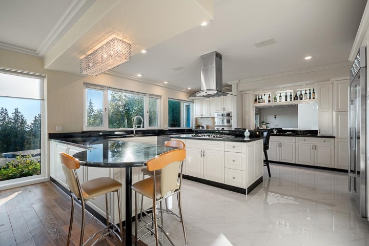 Photo 12 at 1562 Pinecrest Drive, Canterbury WV, West Vancouver