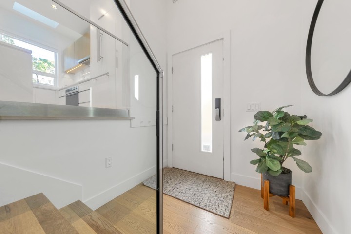 Photo 4 at 2431 W Broadway Street, Kitsilano, Vancouver West