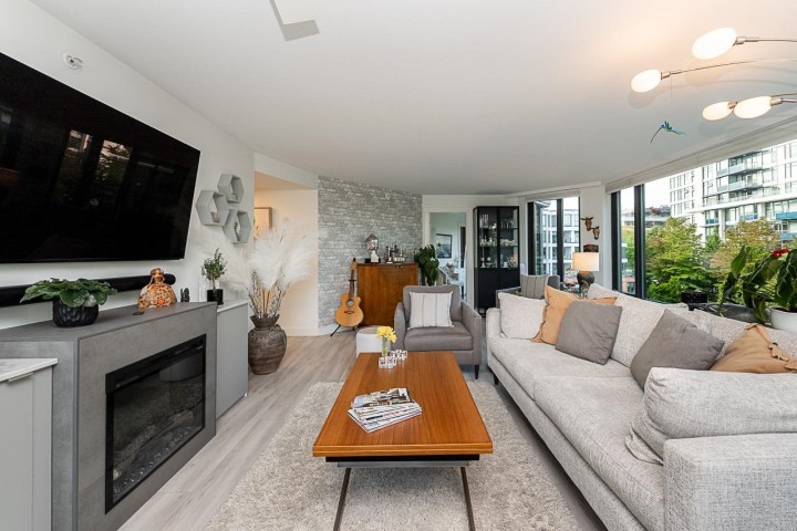 Photo 3 at 410 - 2201 Pine Street, Fairview VW, Vancouver West