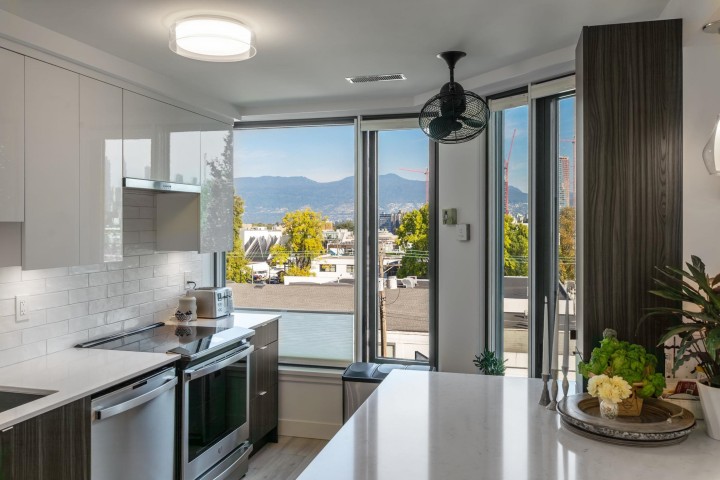 Photo 11 at 410 - 2201 Pine Street, Fairview VW, Vancouver West