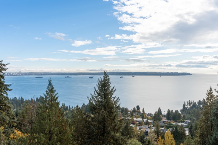 Photo 23 at 1002 - 3335 Cypress Place, Cypress Park Estates, West Vancouver