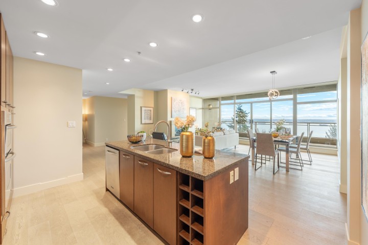 Photo 11 at 1002 - 3335 Cypress Place, Cypress Park Estates, West Vancouver