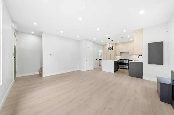 Photo 17 at 1 - 3274 E 44th Avenue, Killarney VE, Vancouver East