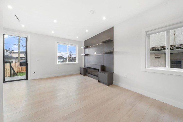 Photo 3 at 2 - 3274 E 44th Avenue, Killarney VE, Vancouver East