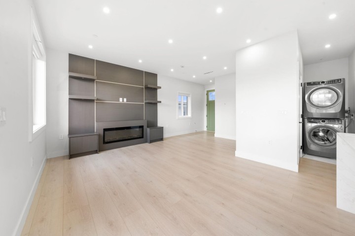 Photo 9 at 2 - 3274 E 44th Avenue, Killarney VE, Vancouver East