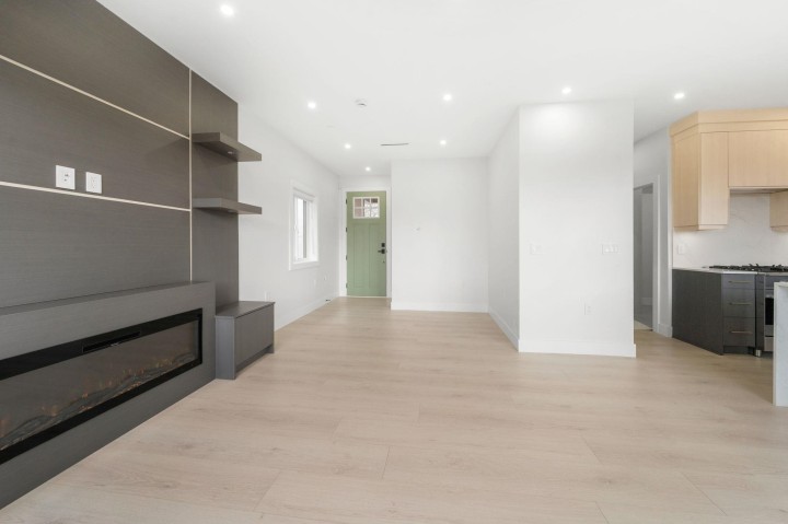 Photo 10 at 2 - 3274 E 44th Avenue, Killarney VE, Vancouver East