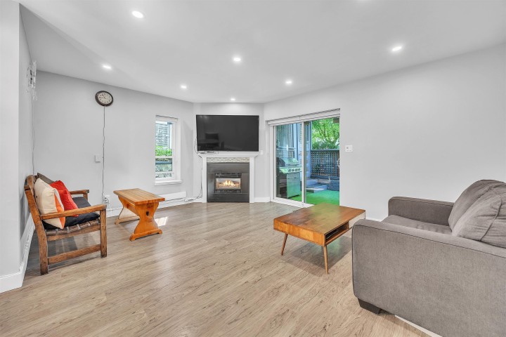 Photo 3 at 2433 W 6th Avenue, Kitsilano, Vancouver West