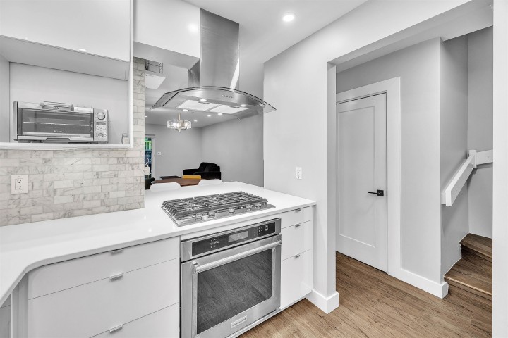 Photo 10 at 2433 W 6th Avenue, Kitsilano, Vancouver West