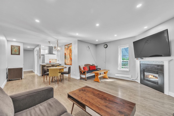 Photo 4 at 2433 W 6th Avenue, Kitsilano, Vancouver West