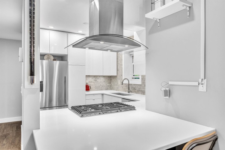 Photo 8 at 2433 W 6th Avenue, Kitsilano, Vancouver West