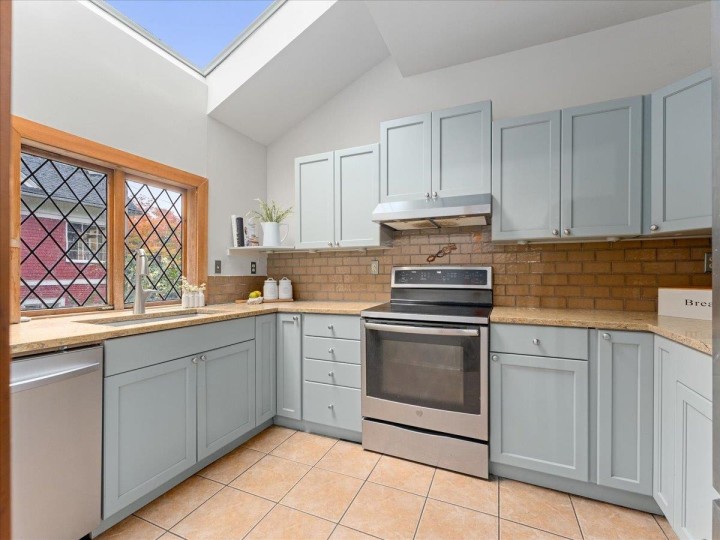 Photo 10 at 2648 Templeton Drive, Grandview Woodland, Vancouver East