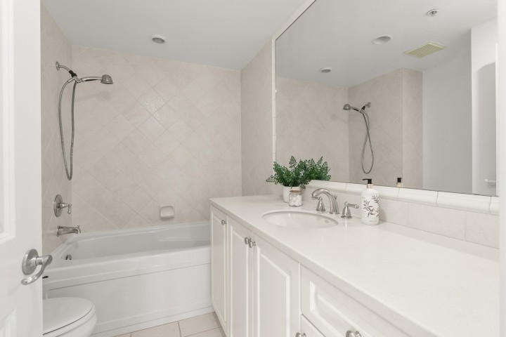 Photo 16 at 210 - 5770 Oak Street, Oakridge VW, Vancouver West